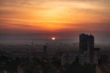 Şehrin üzerinde gün doğumu gökyüzü. Ukrayna, Kyiv üzerinde sabah gradyan gökyüzü. Gün batımında gökyüzü binaların üzerinde. Şehir merkezinde akşam gökyüzü. Alacakaranlıkta gün batımı manzarası. Kyiv panorama. Manzara şehir manzarası. 