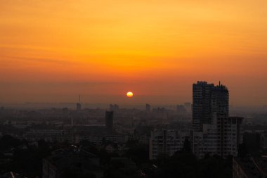 Şehrin üzerinde gün doğumu gökyüzü. Ukrayna, Kyiv üzerinde sabah gradyan gökyüzü. Gün batımında gökyüzü binaların üzerinde. Şehir merkezinde akşam gökyüzü. Alacakaranlıkta gün batımı manzarası. Kyiv panorama. Manzara şehir manzarası. 