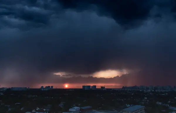 Cielo Dramático Sobre Ciudad Tormenta Sobre Kiev Ucrania Cielo Nocturno — Foto de Stock
