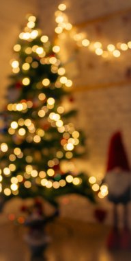 Altın Noel ışıkları, odaklanmamış. Aydınlatılmış bokeh arkaplan. Parlak ışıklar, odağını kaybetmiş. Kış tatili büyüsü. Altın yıldız tozu ışıkları. Noel süsü. Şenlikli aydınlatma. 