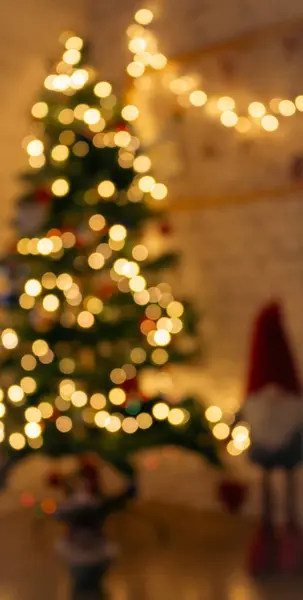 Altın Noel ışıkları, odaklanmamış. Aydınlatılmış bokeh arkaplan. Parlak ışıklar, odağını kaybetmiş. Kış tatili büyüsü. Altın yıldız tozu ışıkları. Noel süsü. Şenlikli aydınlatma. 