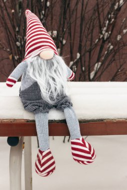 Bankta karlı bir cüce. Yalnız cüce. Kardaki cüce. Aşk geçmişi. Peri masalı cücesi. Kış tatili dekorasyonu. Fotokopi alanı olan sevimli cüce bebek. Peri masalı karakteri.