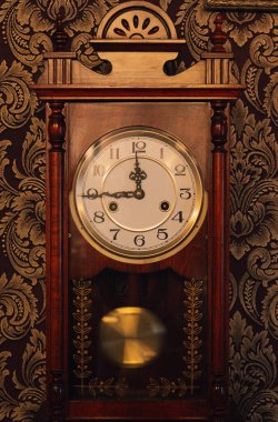 Duvarında sarkaç olan klasik bir saat. Nostalji konsepti. Kaleli antika saat. Okları olan eski moda saat yüzlü. Klasik oda tasarımı. Zaman kavramı. Retro duvar saati yüzü. 