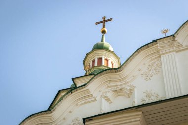 Kyiv, Ukrayna - 04 11 2024: Kyiv 'deki St. Cyril kilisesinin dışı. Beyaz taş kilise ve altın haç. Ukrayna kültürünün dini mirası. Antik Ortodoks Hıristiyan Manastırı. Dini mimari.
