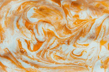 Soyut suluboya arka plan. Beyaz ve turuncu desenli. Akrilik boya dokusu. Parlak yağ yüzeyi. Grunge boyalı duvar kağıdı. Grafiksel arka planlar. Yaratıcılık etkisi. Grafik illüstrasyon.