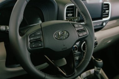 İçinde Hyundai logosu olan bir araba. Yeni direksiyon simidi. Klasik araba kontrol panosu. Hyundai amblemi direksiyonda. Aracın bir parçası. Araba tasarımı. Business class otomatik.