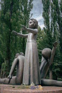 Kyiv, Ukrayna - 05: 27: 2024: 2. Dünya Savaşı 'nda faşizm tarafından öldürülen çocukların anıtı. Babi Yar Parkı 'ndaki katliam kurbanlarının anıtı, Kyiv. Sanatta savaşarak idam edilen çocuklar. Toplu mezar anıtı. İnsan geleneği.. 