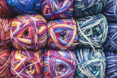 Depoda renkli iplik yumağı var. Canlı renklerde, sıcak yün iplik. Örgü hobisi. Canlı iplik sıraları. El işi mağazası. Örgü arka plan. El işi konsepti. Örgü deseni.