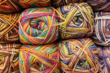 Depoda renkli iplik yumağı var. Canlı renklerde, sıcak yün iplik. Örgü hobisi. Canlı iplik sıraları. El işi mağazası. Örgü arka plan. El işi konsepti. Örgü deseni.