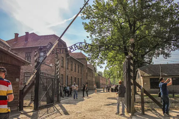 Polonya, Oswiecim - 06: 15 2018: Auschwitz, Oswiecim toplama kampına geçit. Arka planda Nazi sloganı ve kışlası olan bir giriş. Soykırım anıtı. Faşizm şiddetinin sembolü. Yahudi soykırımı. Ölüm kampı müzesi. Nazi hapishanesi. Hapishane kavramı. 