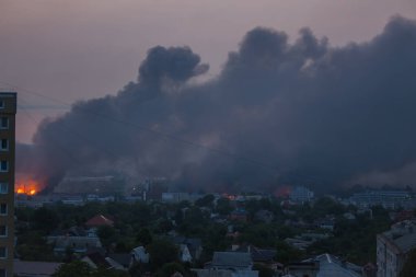 Ukrayna, Kyiv 'deki patlamadan kaynaklanan siyah duman. Rus istilası Ukrayna 'da. Kyiv 'de füze saldırısı. Kyiv şehri alevler içinde, pencereden manzaralı. Ukrayna 'da savaş. Rus saldırısı Ukrayna 'da. Kyiv 'e hava saldırısı. Tehlike kavramı.