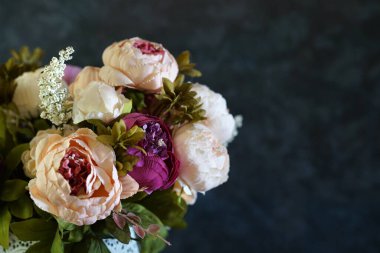 Vazodaki yapay şakayıklar, kapatın.