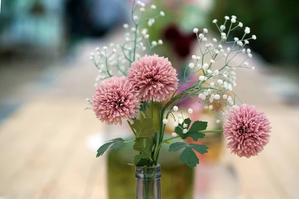 Hermosa Decoración Con Flores Jarrones Vidrio Colores Enfoque Selectivo —  Fotos de Stock