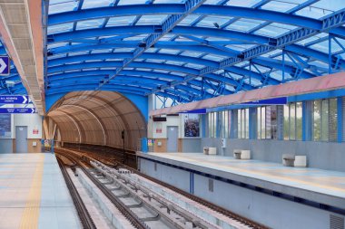 Sofya, Bulgaristan 06-03-2019, metro durağı, insan yok