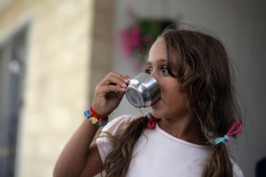 Fincandan içen küçük kız, boşluğu kopyala.