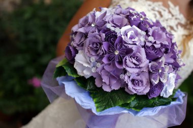 Yapay mor çiçekli gelin buketi, seçici odak