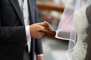 Damat gelinin elini tutar, yaklaşır.