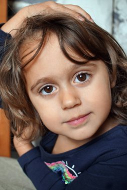 Küçük kız kameraya bakıyor, portre
