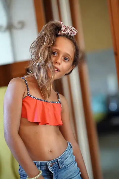 Gadis Kecil Melihat Kamera Fokus Selektif Stok Gambar