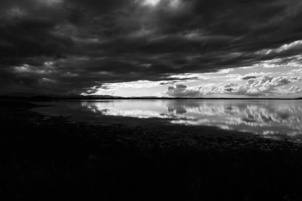 湖の上の完全に対称的な雲の反射 — ストック写真