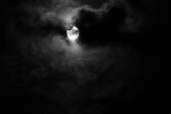 Eclipse Solar Parcial Con Cielo Nublado — Foto de Stock