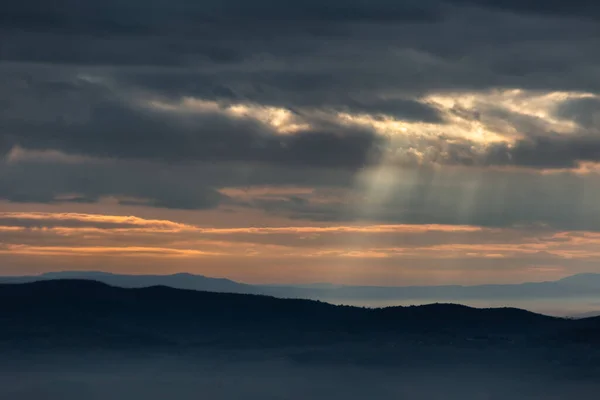 Солнечные Лучи Спускающиеся Некоторых Облаков Над Горами — стоковое фото