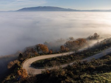 Sis denizinin üzerindeki para yolu üzerindeki hava aracı görüntüsü..