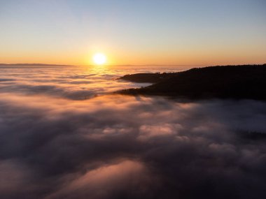 Umbria Vadisi 'nin Drone manzarası Gün batımında sis denizi üzerinde İtalya.