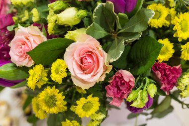 Güzel renkli karışık çiçek buketi