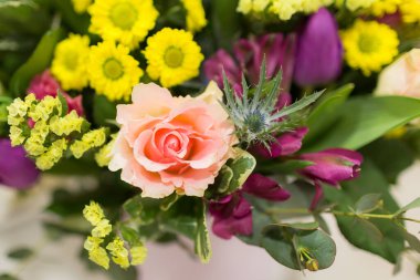 Güzel renkli karışık çiçek buketi