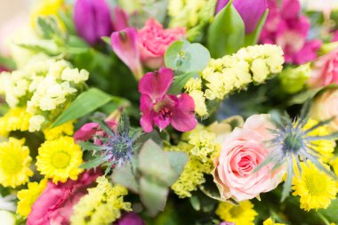 Güzel renkli karışık çiçek buketi