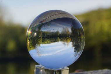 Nehirdeki kristal kürede.