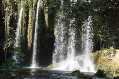 Dden şelalesinin ihtişamı, güneşin altın yansımalarıyla güçlendirilmiş, Güney Türkiye 'nin büyüleyici manzarasında..