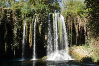 Dden şelalesinin ihtişamı, güneşin altın yansımalarıyla güçlendirilmiş, Güney Türkiye 'nin büyüleyici manzarasında..