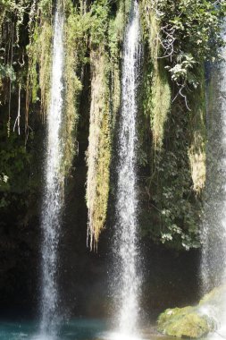 Güneşin altın yansımalarıyla güçlendirilmiş bir şelalenin ihtişamı, Güney Türkiye 'nin büyüleyici manzarası..