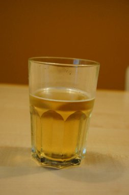 Ağzına kadar dolu ve üzerinde narin altın bir köpük bulunan ferahlatıcı bir bardak bira. Kehribar sıvısı içinden ışık süzgeçleri, sıcak döküm anın tadını çıkarmak için bir davet vurgular.