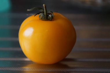 Sarı domates canlı ve göz alıcı bir çeşitliliktir, yaz güneşini çağrıştıran altın bir tonu vardır. Yumuşak cildi ve sulu eti, salata, meyve suyu veya renkli yemekler için mükemmel, hafif ve düşük asitli bir tat verir..