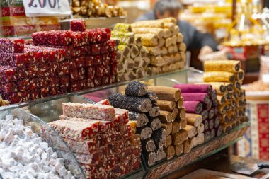 İstanbul 'daki Mısır pazarında çeşitli lezzet ve stillerde geleneksel Türk tatlı baklawası. Grand Bazar Baklava Ramazan 'daki tatlı dükkanında.