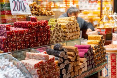 İstanbul 'daki Mısır pazarında çeşitli lezzet ve stillerde geleneksel Türk tatlı baklawası. Grand Bazar Baklava Ramazan 'daki tatlı dükkanında.