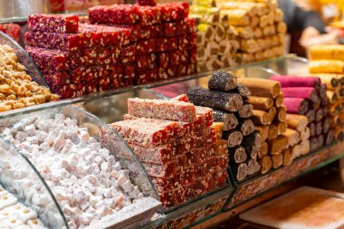 İstanbul 'daki Mısır pazarında çeşitli lezzet ve stillerde geleneksel Türk tatlı baklawası. Grand Bazar Baklava Ramazan 'daki tatlı dükkanında.