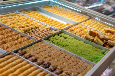 İstanbul 'daki Mısır pazarında çeşitli lezzet ve stillerde geleneksel Türk tatlı baklawası. Grand Bazar Baklava Ramazan 'daki tatlı dükkanında.