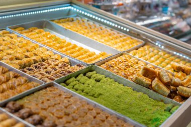 İstanbul 'daki Mısır pazarında çeşitli lezzet ve stillerde geleneksel Türk tatlı baklawası. Grand Bazar Baklava Ramazan 'daki tatlı dükkanında.