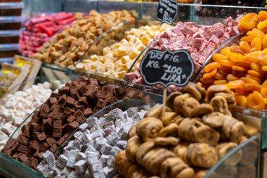 İstanbul 'daki Mısır pazarında çeşitli lezzet ve stillerde geleneksel Türk tatlı baklawası. Grand Bazar Baklava Ramazan 'daki tatlı dükkanında.