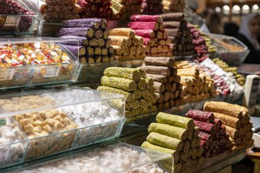 İstanbul 'daki Mısır pazarında çeşitli lezzet ve stillerde geleneksel Türk tatlı baklawası. Grand Bazar Baklava Ramazan 'daki tatlı dükkanında.