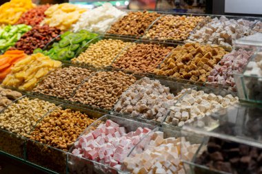 İstanbul 'daki Mısır pazarında çeşitli lezzet ve stillerde geleneksel Türk tatlı baklawası. Grand Bazar Baklava Ramazan 'daki tatlı dükkanında.