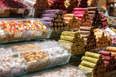 İstanbul 'daki Mısır pazarında çeşitli lezzet ve stillerde geleneksel Türk tatlı baklawası. Grand Bazar Baklava Ramazan 'daki tatlı dükkanında.