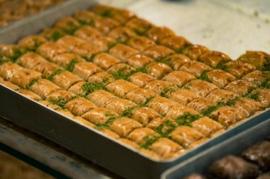 İstanbul 'daki Mısır pazarında çeşitli lezzet ve stillerde geleneksel Türk tatlı baklawası. Grand Bazar Baklava Ramazan 'daki tatlı dükkanında.