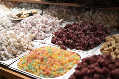 İstanbul 'daki Mısır pazarında çeşitli lezzet ve stillerde geleneksel Türk tatlı baklawası. Grand Bazar Baklava Ramazan 'daki tatlı dükkanında.