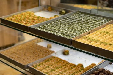 İstanbul 'daki Mısır pazarında çeşitli lezzet ve stillerde geleneksel Türk tatlı baklawası. Grand Bazar Baklava Ramazan 'daki tatlı dükkanında.