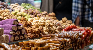 İstanbul 'daki Mısır pazarında çeşitli lezzet ve stillerde geleneksel Türk tatlı baklawası. Grand Bazar Baklava Ramazan 'daki tatlı dükkanında.